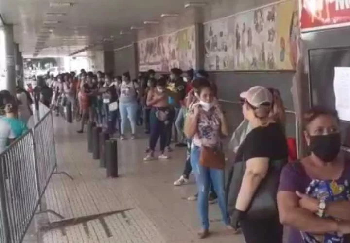 Las filas son largas en los supermercados los días de pago del bono.