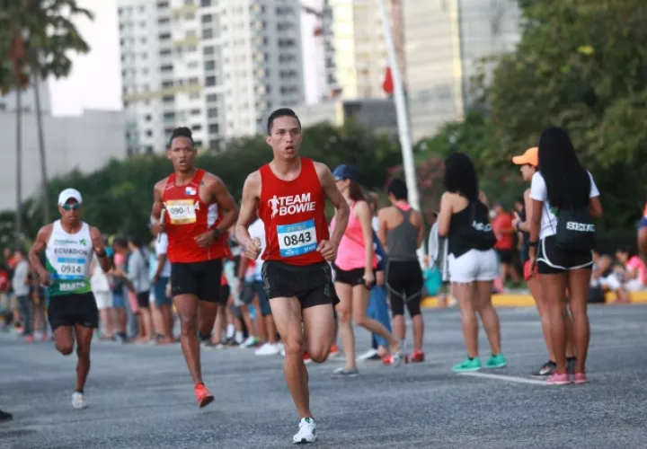 Corredores durante la Maratón Internacional a la Ciudad de Panamá. 