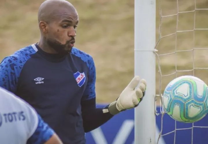 El panameño Luis "Manota" Mejía portero del Nacional de Uruguay. Foto: