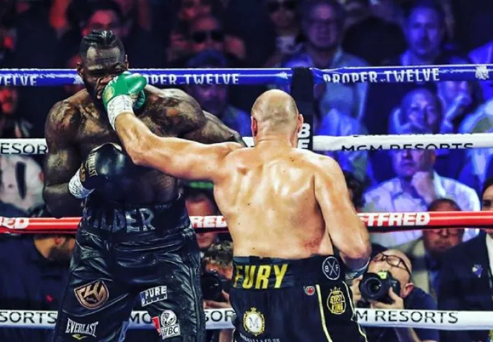 Tyson Fury logra conectar a  Deontay Wilder en su pleito de los pesos pesados. Foto: AP