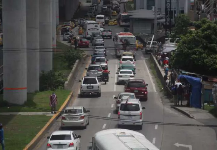 Cada día se observan más vehículos en las calles de la capital. 