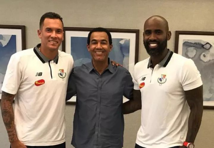 Luis Felipe Posso (cent.) fue representante de Blas Pérez y Felipe Baloy en su momento. Foto:Instagram