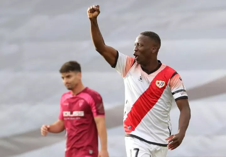 El defensa peruano del Rayo, Luis Advíncula, festeja su gol. Foto:EFE