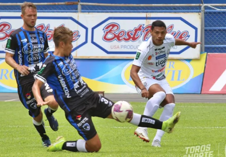 Jorman Aguilar (blanco) anotó para San Carlos. Foto:@ADSancarlos