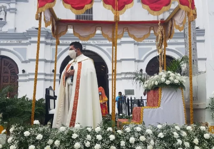 El Santísimo llevado en auto. Thays Domínguez