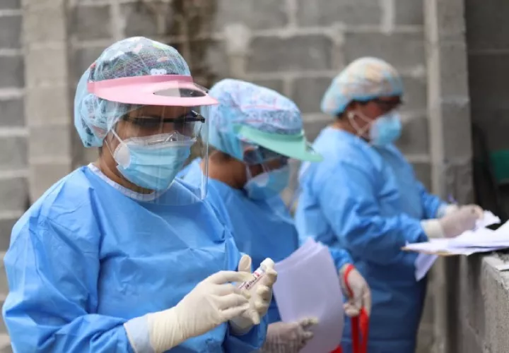 Funcionarios médicos y población están obligados a utilizar las mascarillas. 