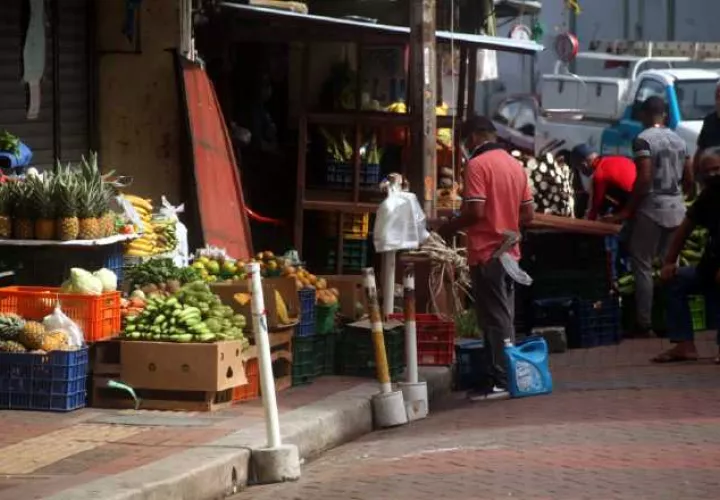 Los vendedores se quejan de las bajas ventas que tienen por las restricciones pandémicas.