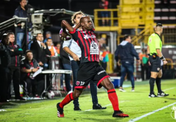El panameño Adolfo Machado defensa central de Alajuelense. Foto:ldacr