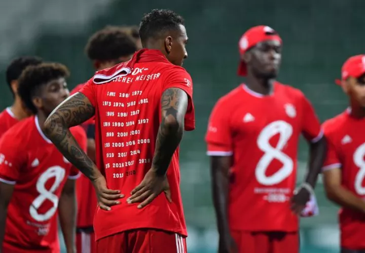 Jerome Boateng ode Bayern Munich festeja con sus compañeros. Foto:AP