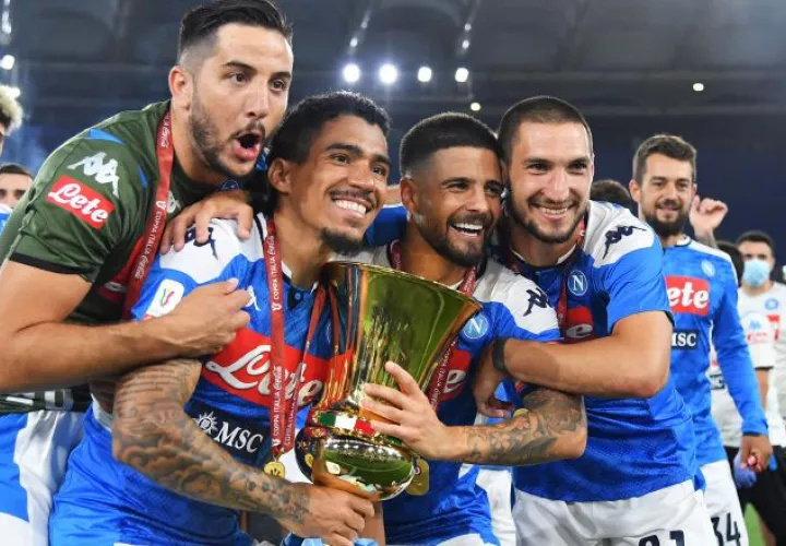 Los jugadores del Nápoles festejan su título. Foto:EFE