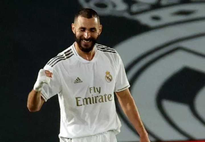 El delantero francés del Real Madrid Karim Benzema celebra su segundo gol ante Valencia. Foto:EFE