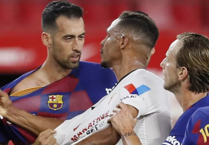 El centrocampista del FC Barcelona, Sergi Busquets (izq.) y el defensa brasileño del Sevilla, Diego Carlos, forcejean. Foto:EFE