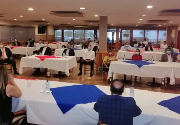 A la reunión no fueron invitados todos los miembros del PRD, pero sí estaba la mayoría del CEN del partido. Twitter PRD.