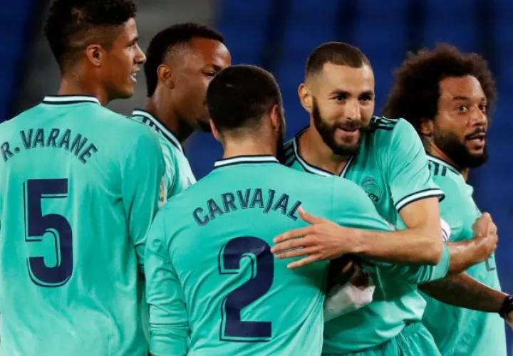 Karim Benzema es felicitado por Carvajal, por anotar su gol. Foto: EFE