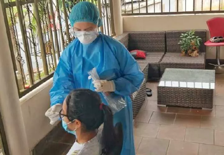 El personal de salud de Panamá Oeste realiza pruebas de hisopado en casa. Archivo.