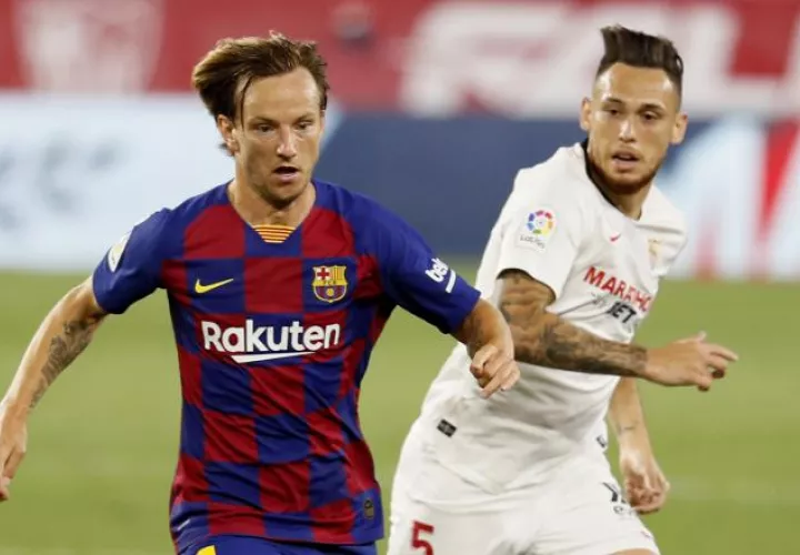 Rakitic del Barcelona y Lucas Ocampos del Sevilla. Foto: EFE