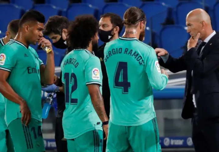 El entrenador del Real Madrid, Zinedine Zidane (der.) conversa con los jugadores. Foto:EFE