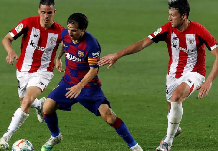 Leo Messi del Barcelona (cent.) en marcado por Mikel Vesga (der.) y Dani García  del del Athletic de Bilbao. Foto: EFE