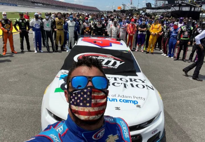 Bubba Wallace aparece acompañado por varios pilotos. Foto: EFE