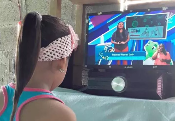 Los estudiantes que no están en duodécimo continuarán las clases por radio, televisión o de manera virtual, sin la plataforma. Meduca.
