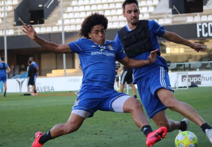 Adalberto 'Coco'  Carrasquilla (izq) en los entrenamientos del Cartagena. Foto: @FCCartagena_efes