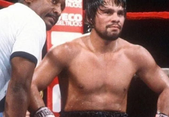 4.  Durán  con 'Plomo' Quiñónez, en una  de sus peleas. Fotos:@robertoduranbox 