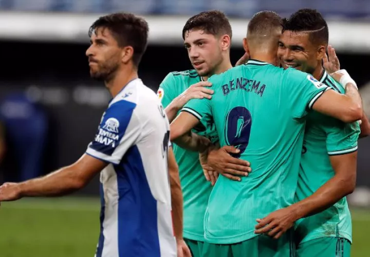 Casemiro le dio todo el crédito de su gol al francés Karim Benzema, quien lo asistió para que marcara. EFE 
