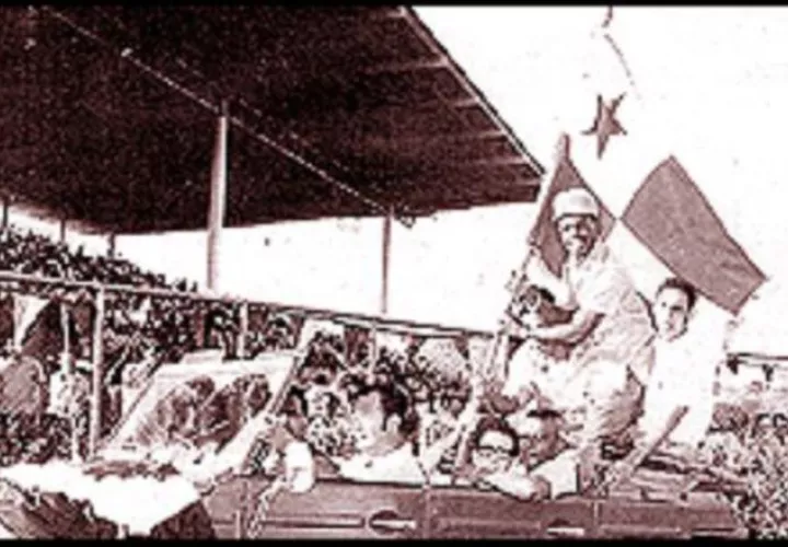 Ernesto 'Ñato' Marcel, cuando ganó el título pluma es paseado por el hipódromo Presidente Remón. 