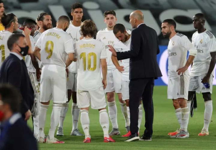 El técnico Zidane conversa con los jugadores del Real Madrid. Foto:EFE