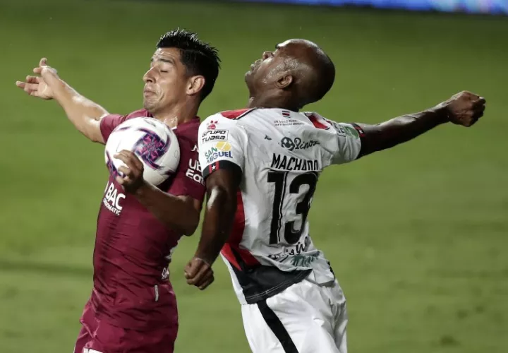 6-  Saprissa se llevó el título ante Alajuelense. Fotos: Efe