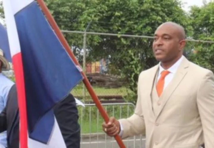Salazar afirma que hay sectores poderosos que tratan de despojarlo de su curul.  