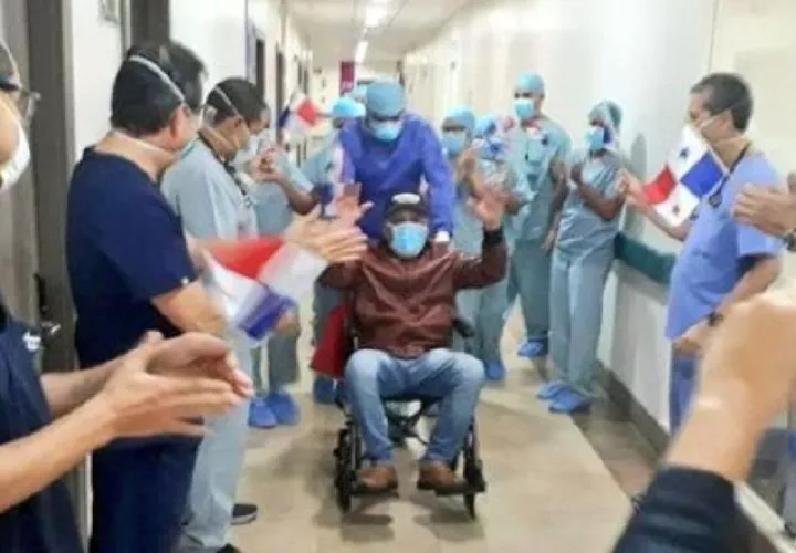 Roberto "Manos de Piedra" Durán deberá seguir su recuperación en casa. Foto:Twitter