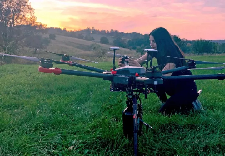 Los drones mapean una zona para elegir los mejores lugares para plantar los árboles. EFE