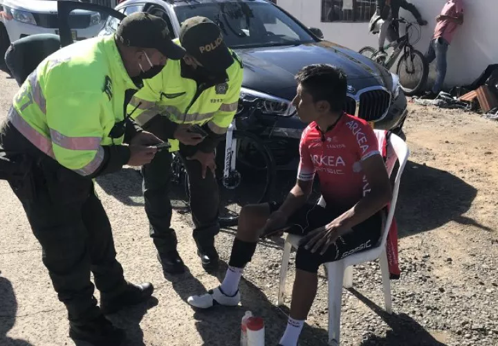 El ciclista colombiano Nairo Quintana habla con las autoridades sobre su accidente. Foto: @AlcaMotavita