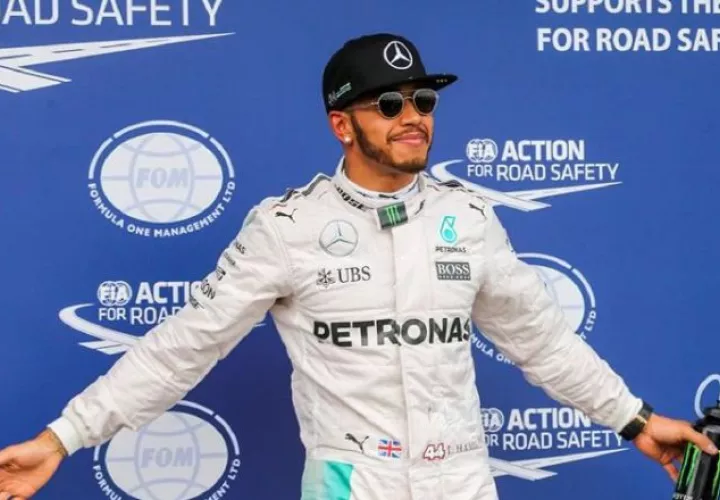 Lewis Hamilton se mostró feliz por regresar a la pista. Foto:EFE