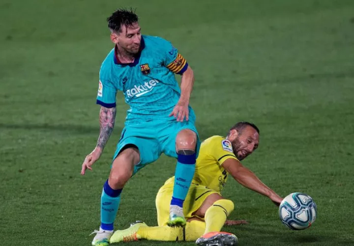 Messi del Barcelona y Santi Carzorla del Villarreal. Foto:EFE