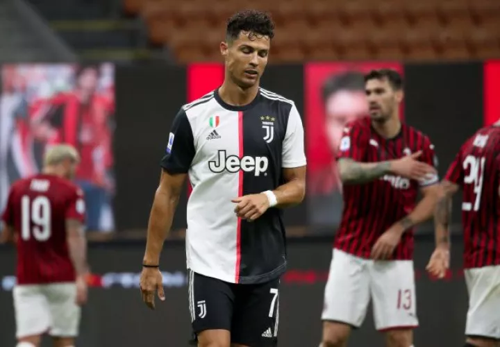 Cristiano Ronaldo lamenta la derrota de la Juventus. Foto:EFE