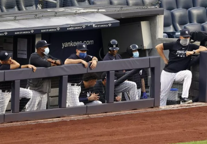 El piloto Aaron Boone (der) observa a su equipo en un juego de entrenamientos en el Yankee Stadium en el Bronx. Foto:EFE
