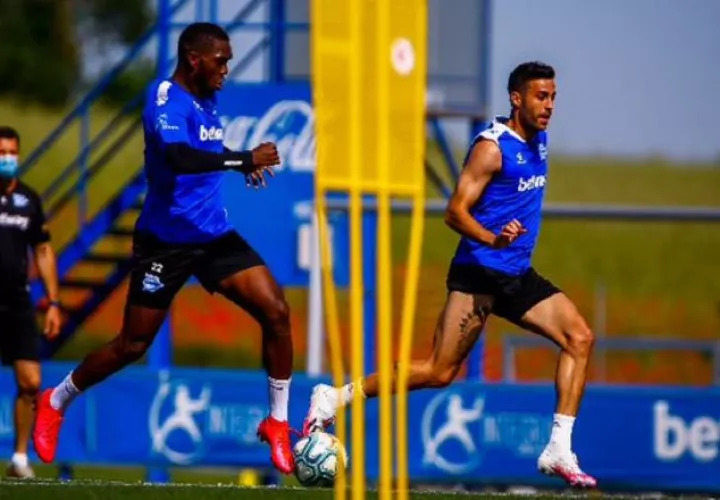 El panameño José Luis 'Pumita' Rodríguez (Izq) en los entrenamientos del primer equipo del Alavés. Foto:@Alaves