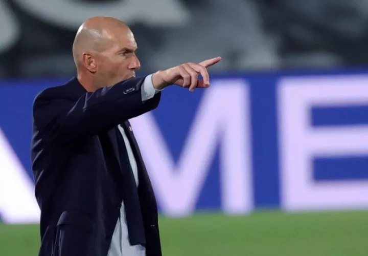 Zidane habla con los jugadores Foto:EFE