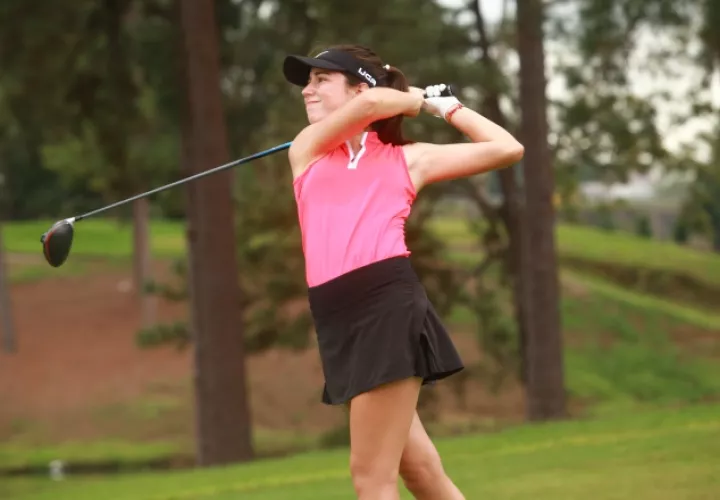 Carla Álvarez es una de las jugadoras juniors más  destacadas del golf panameño. Anayansi Gamez