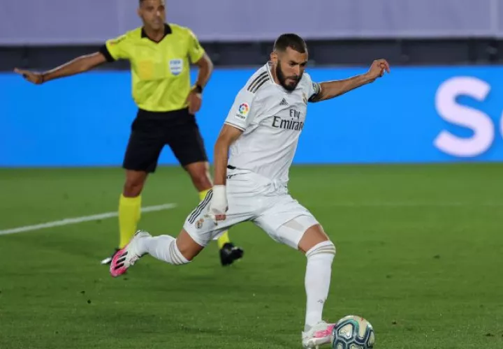 Karim Benzema, marca de penalti ante Alavés. Foto:EFE