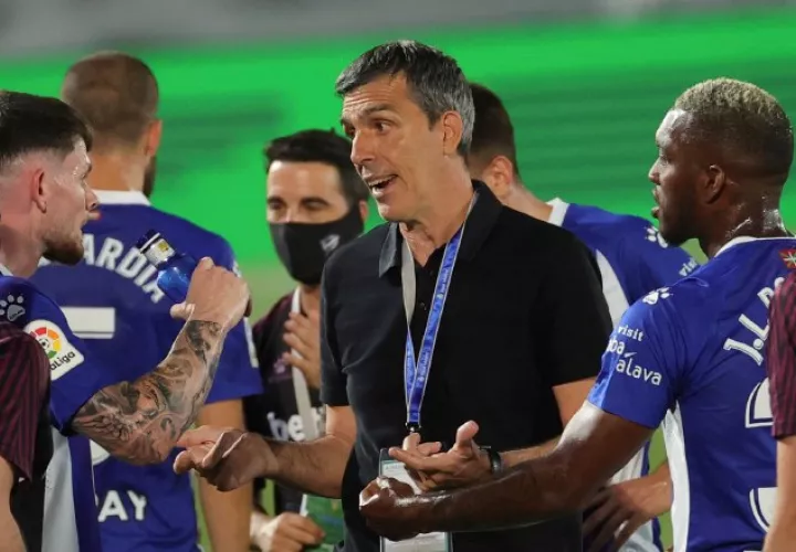  Juan Ramón López Muñiz habla con sus jugadores, a la izquierda el panameño José Luis Rodrígez. Foto:EFE