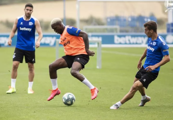José Luis Rodríguez (centro) en los entrenamientos del Alavés. Foto:@Alaves
