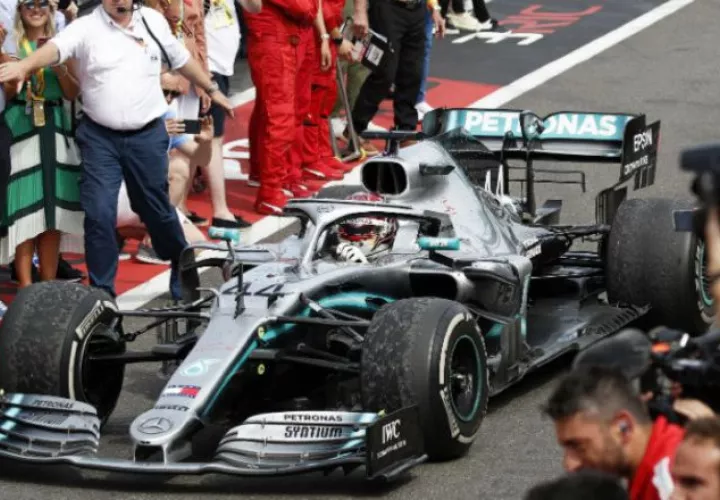 Lewis Hamilton terminó en el primer lugar de los ensayos este sábado. Foto:EFE