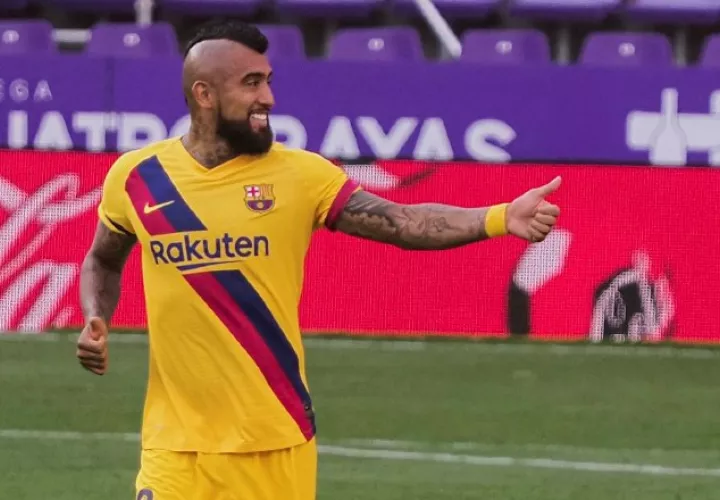 El centrocampista Arturo Vidal del Barcelona celebra  su gol ante Valladolid. Foto:EFE