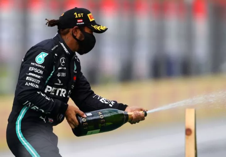 Lewis Hamilton puede empatar esta campaña los siete campeonatos de Fórmula Uno que ganó el alemán Michael Schumacher. EFE