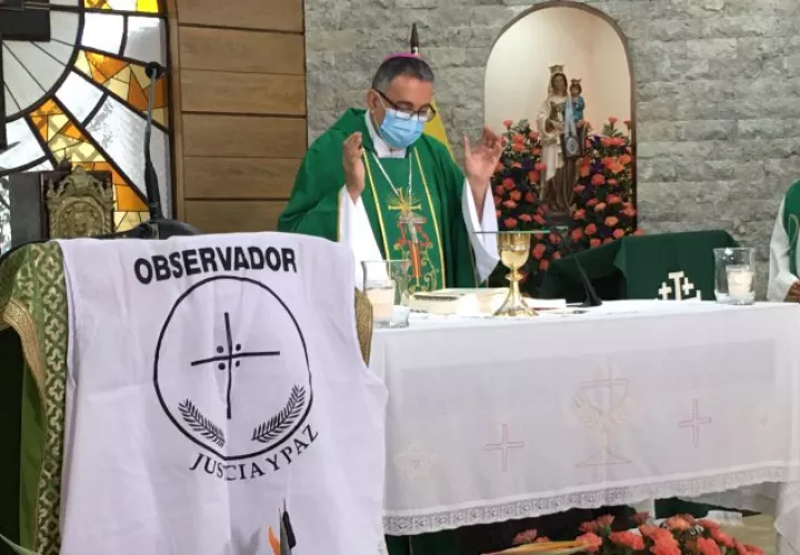Monseñor José Domingo Ulloa durante la eucaristía realizada ayer domingo. 