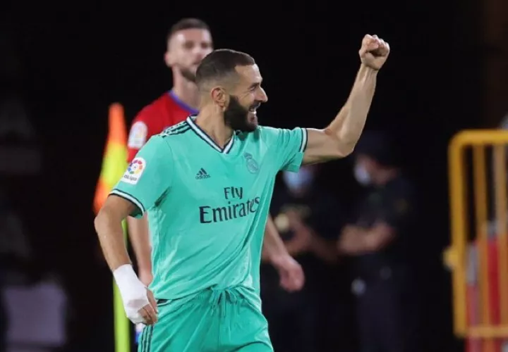 El delantero francés Karim Benzema del Real Madrid festeja su gol. Foto:EFE