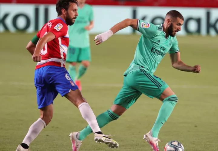Benzema del Real Madrid (der.) y Germán Sánchez del Granada. Foto:EFE